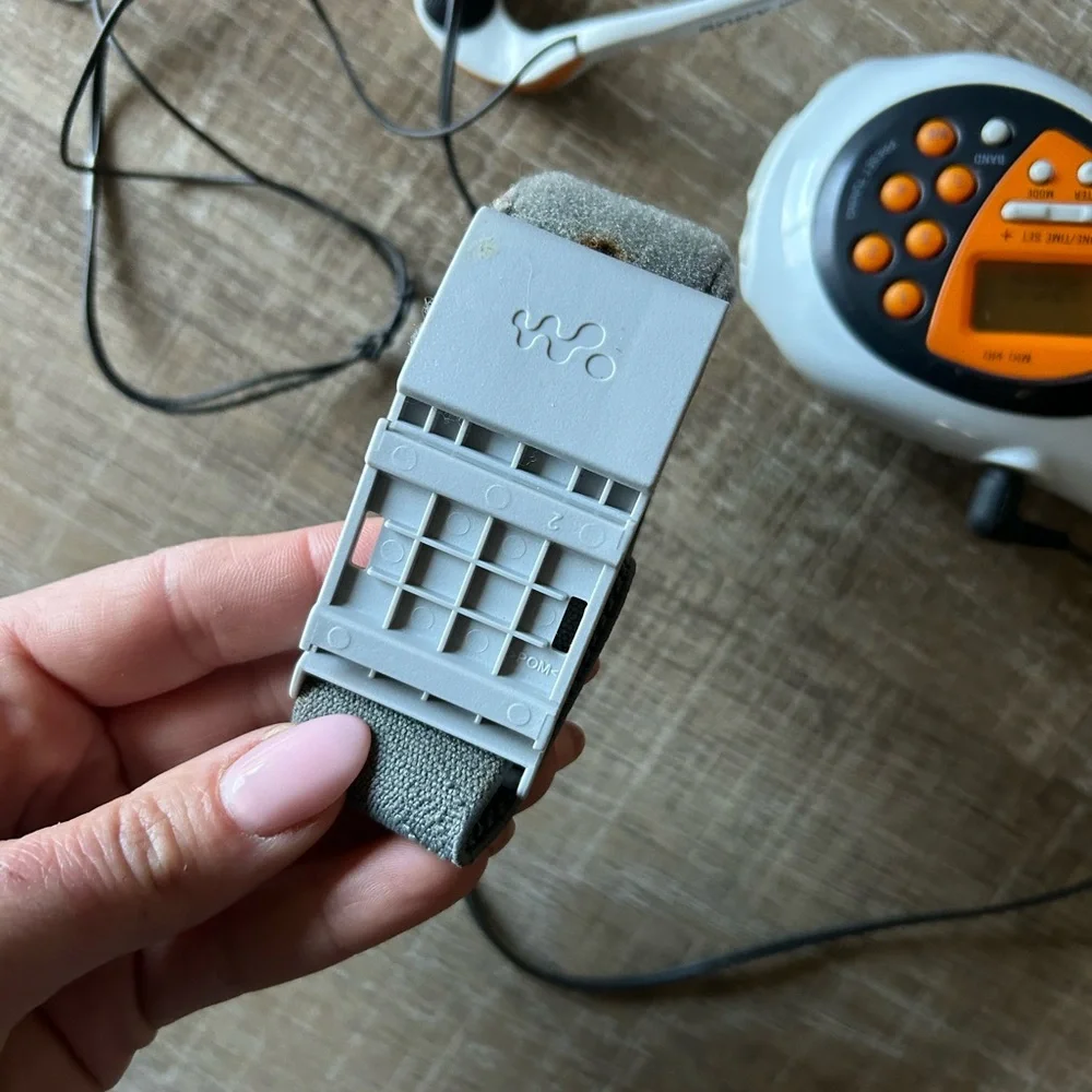 Sony Walkman S2 Sports Digital Radio TV Weather FM-AM SRF M80V +Strap Headphones